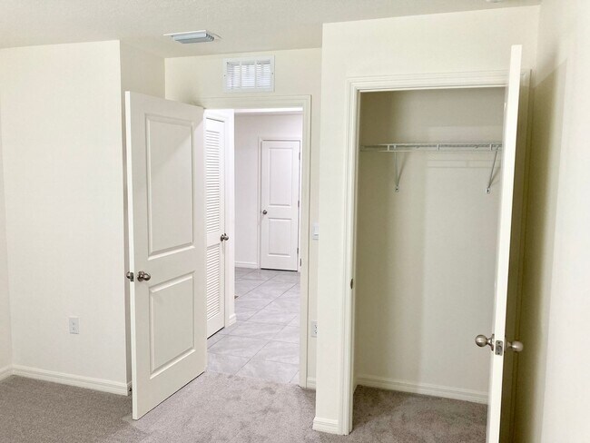 Building Photo - Golf Course Home!