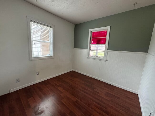 Building Photo - 1532 Vernon Ave