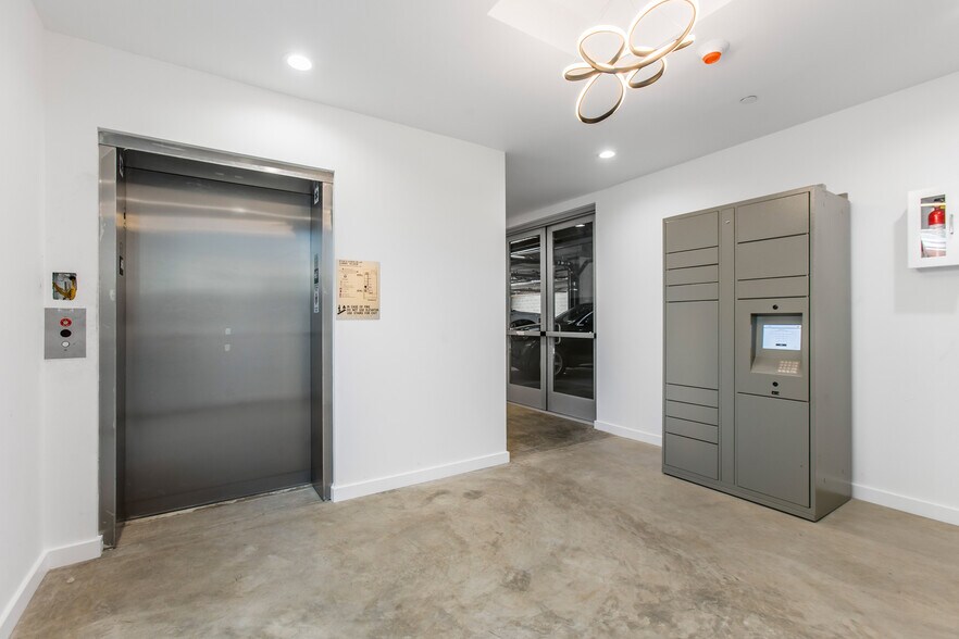 Building Photo - 10928 S Inglewood Ave