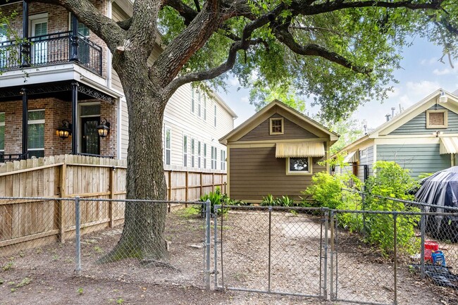 Primary Photo - Heights Home for Rent! Move-in Ready