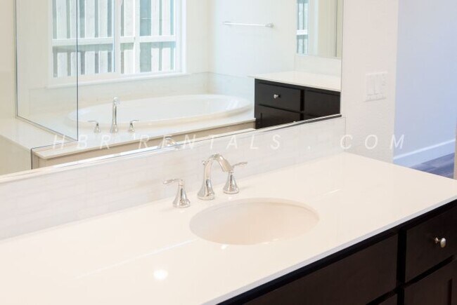 Building Photo - Ellis Neighborhood  | Spacious Single-Stor...
