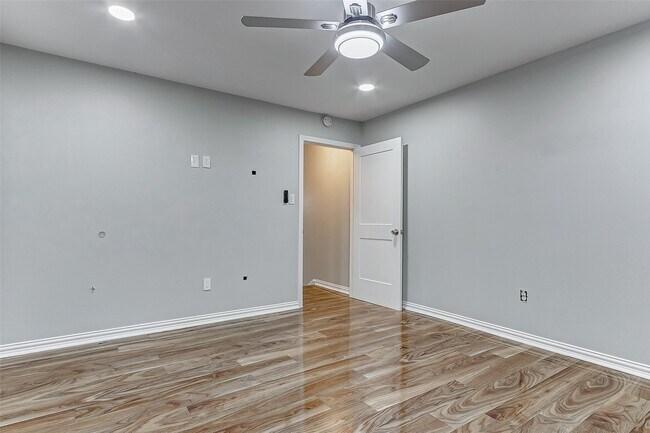 Building Photo - 7600 Burgoyne Rd