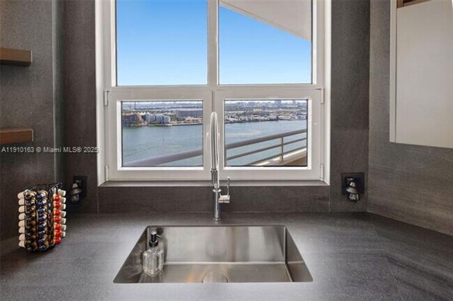 Building Photo - 808 Brickell Key Dr