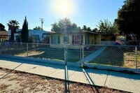 Building Photo - FOR RENT / DUPLEX $1850