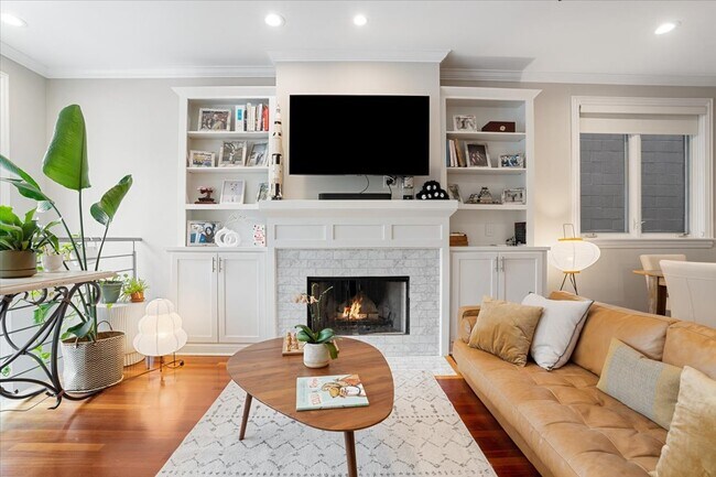 Building Photo - 1018 N Hermitage Ave