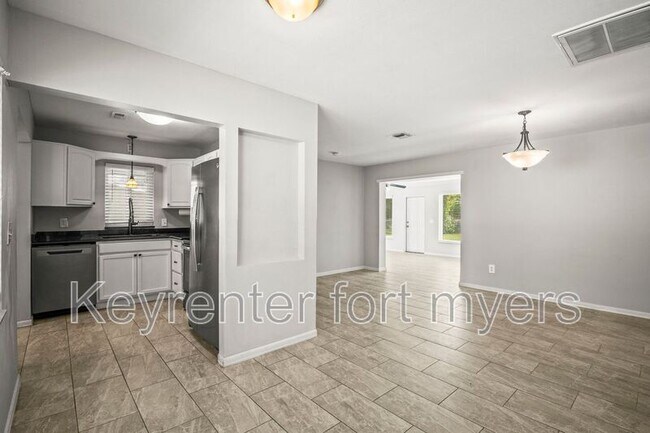 Building Photo - 2210 Parkview Dr