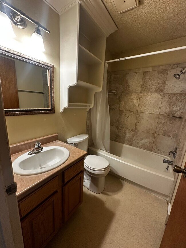 Building Photo - 4 Bedroom Condo near campus