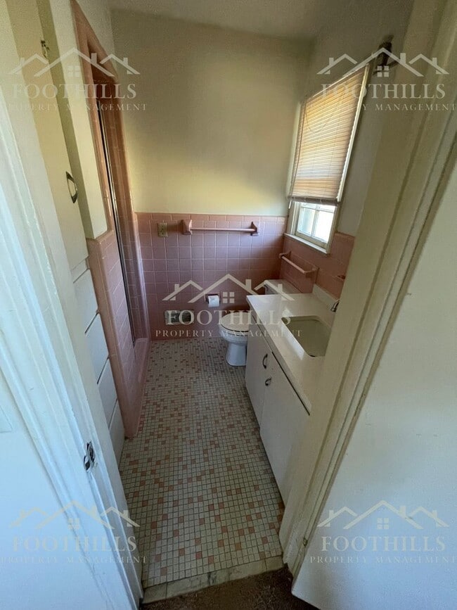 Building Photo - 3-Bedroom Brick Home in Top School Distric...