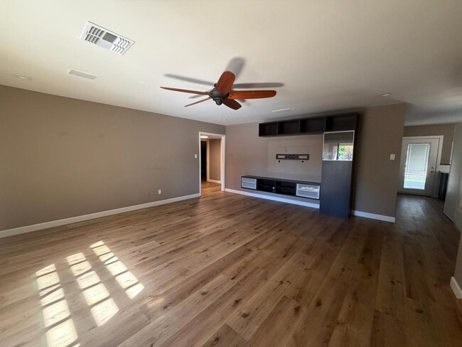 Building Photo - 9225 N Arroya Vista Dr W