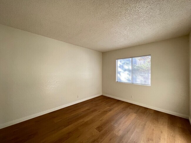 Building Photo - Sierra Oeste