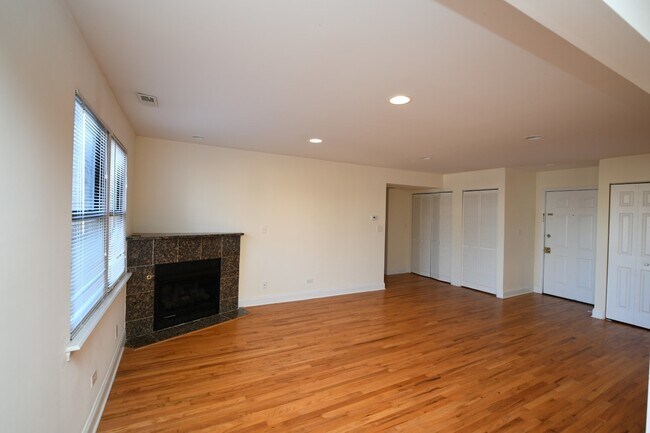 Building Photo - 1711 W Jarvis Ave