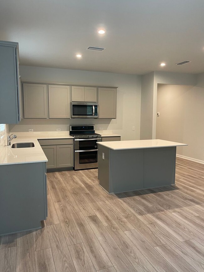 Building Photo - 4 bed 2 bath home in Heartwood!