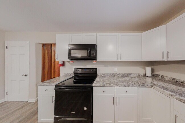 Building Photo - Hickory Hills Estates Home, a 8 minute walk to transit stop N Hairston Rd & 452