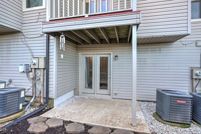 Building Photo - Beautiful 2+ Bedroom, 4 Level Townhome Wit...