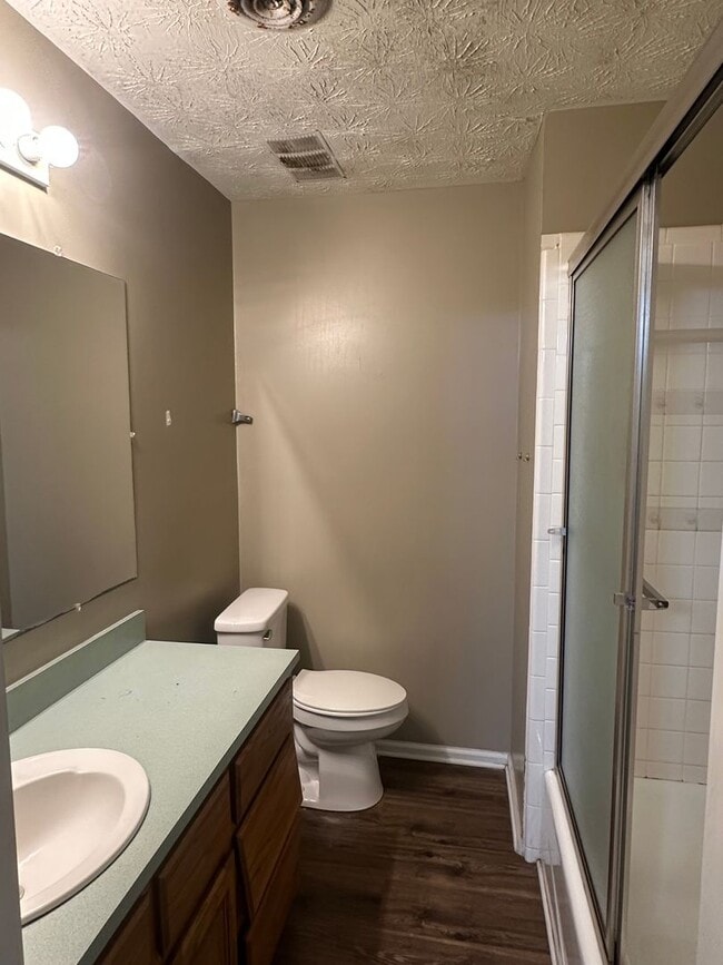 Building Photo - Three bedroom home in 30506!