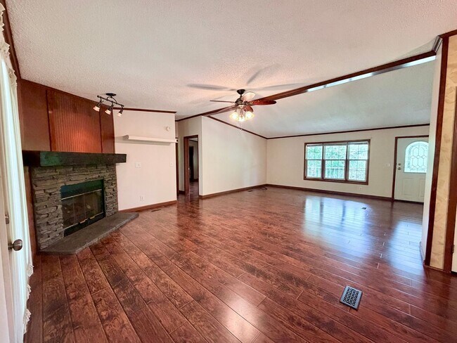 Building Photo - Secluded 3-Bedroom with Wrap-Around Porch -- Jonesborough