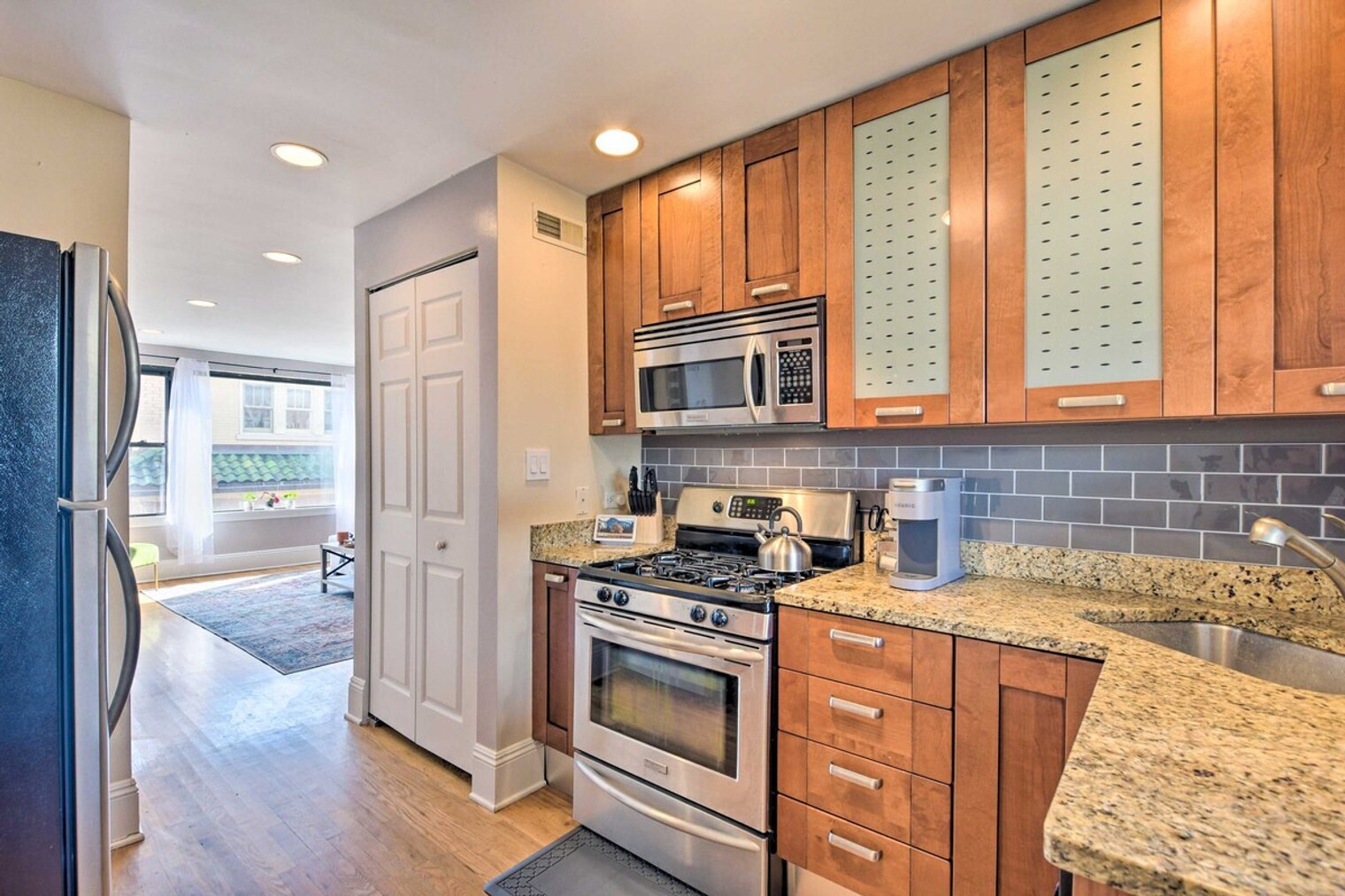 Building Photo - 7423 N Sheridan Rd