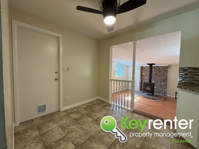 Building Photo - Gorgeous 3 Bed 1 Bath Home in Lakewood, WA!