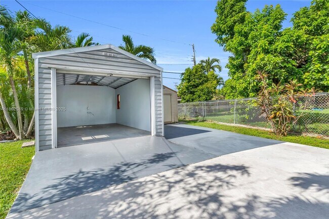 Building Photo - 9250 SW 31st Terrace