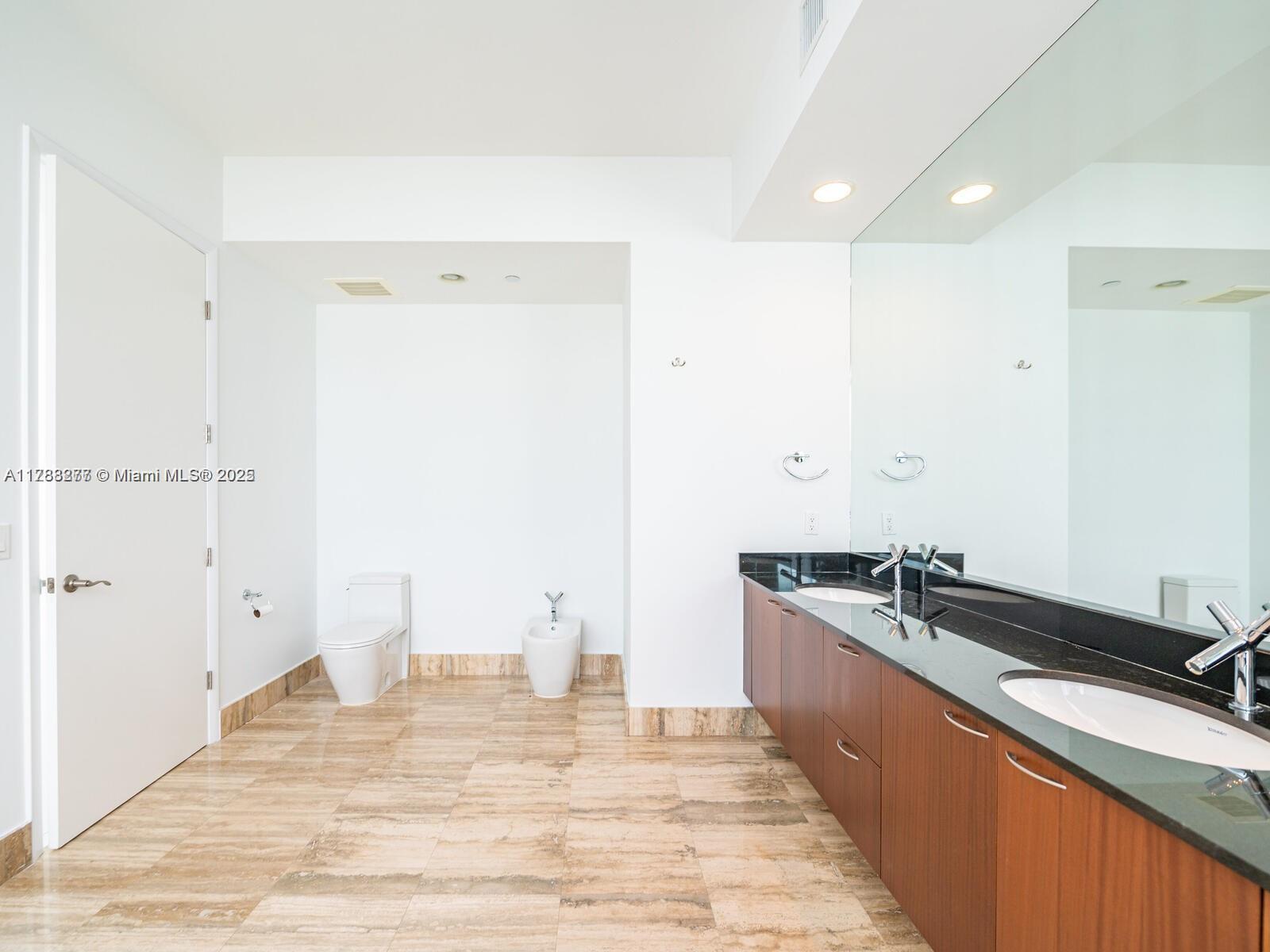 Building Photo - 15901 Collins Ave