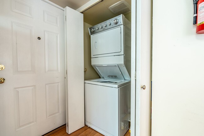 Building Photo - 2BR Apartment in Classic Capitol HIll Hous...