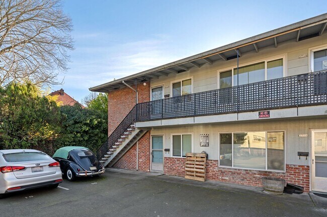 Building Photo - Fully Remodeled 2?Bedroom Apartment in Buckman Neighborhood