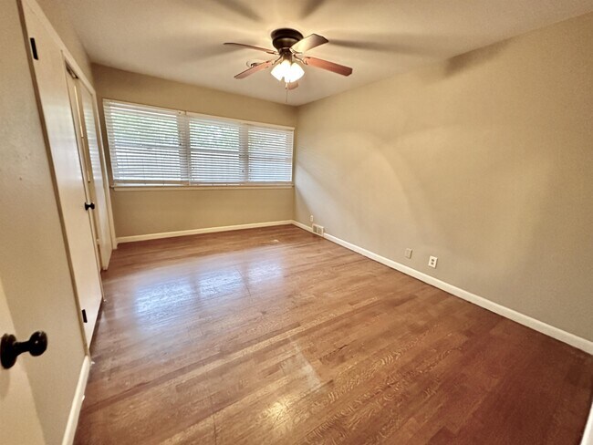 Building Photo - 1926 Laurelwood Dr