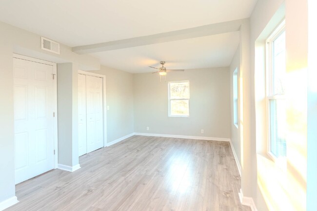 Building Photo - Renovated 2 bed 1 bath in Old Hickory Vill...