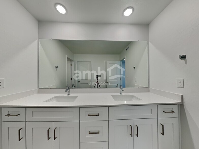 Building Photo - 9737 W Luxton Ln