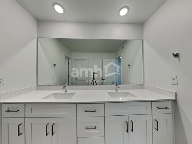 Building Photo - 9728 W Parkway Dr