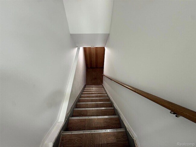 Building Photo - 15895 Cambridge Dr