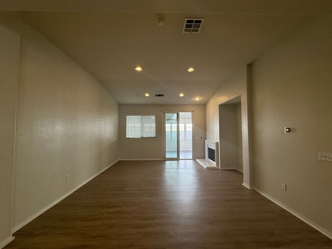 Building Photo - Available Now! Lancaster 3 bed 2 bath