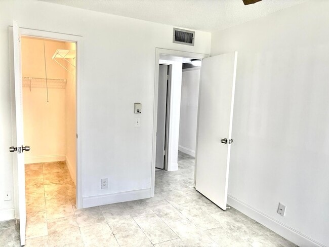 Building Photo - 239 Sussex L