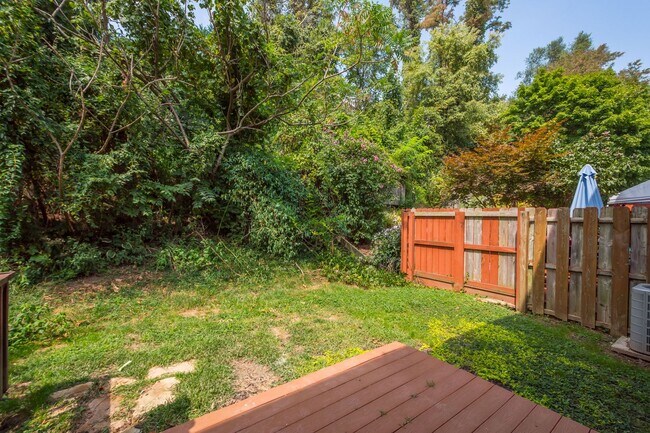 Building Photo - AVAILABLE OCT 1ST! 2-BEDROOM TOWNHOME IN N...