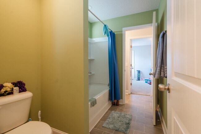Building Photo - Spacious 4 Bed, 4 Bath