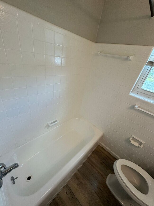 Building Photo - 2117 Spring Park Rd