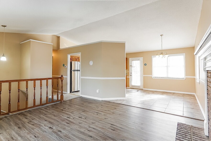 Building Photo - 5811 Willow Crest Dr