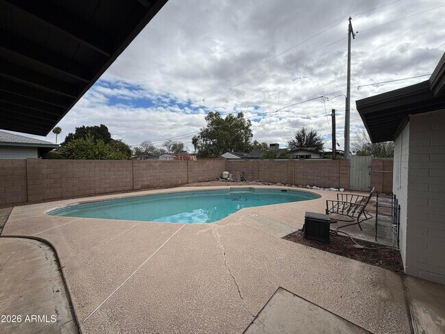 Building Photo - 717 E Granada Dr