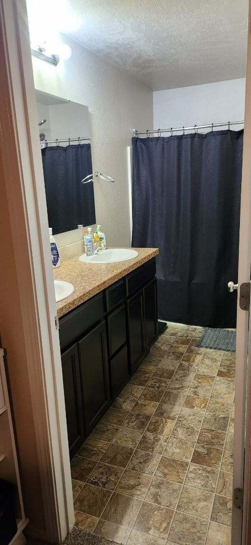 Building Photo - Charming single level 4 bedroom home in Crimson Point community. Spacious open floor plan, oversi...