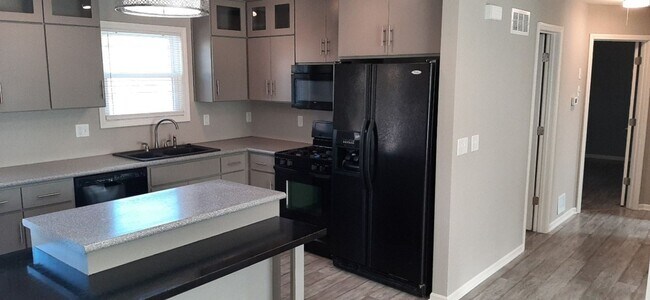 Building Photo - HURRY THIS WON'T LAST LONG! Gorgeous 3 bed, 2 bath in beautiful Parkville!