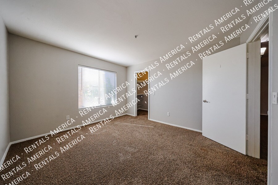 Building Photo - 2025 E Campbell Ave