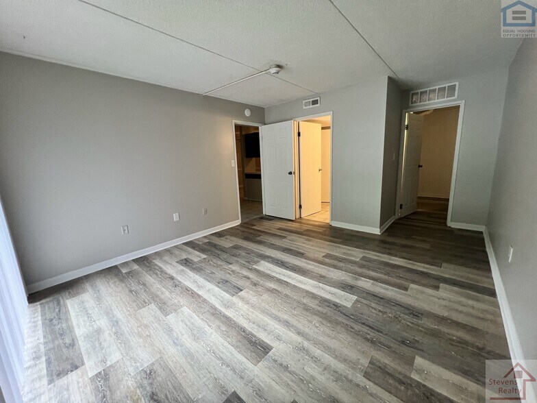 Building Photo - 915 S Seminole Dr