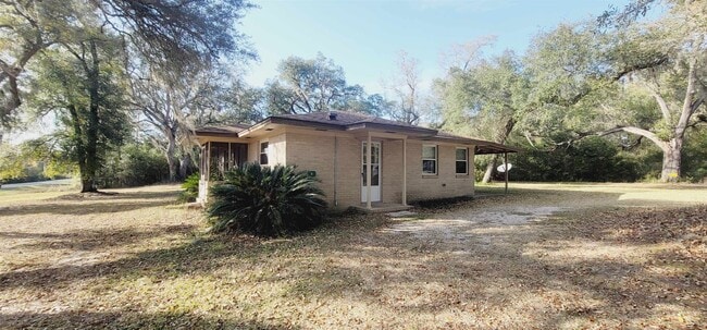 Building Photo - 11 Trails End Rd