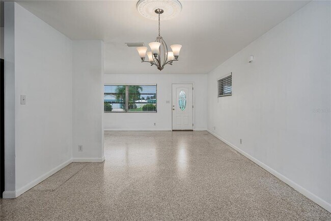 Building Photo - 1225 Casabella Dr