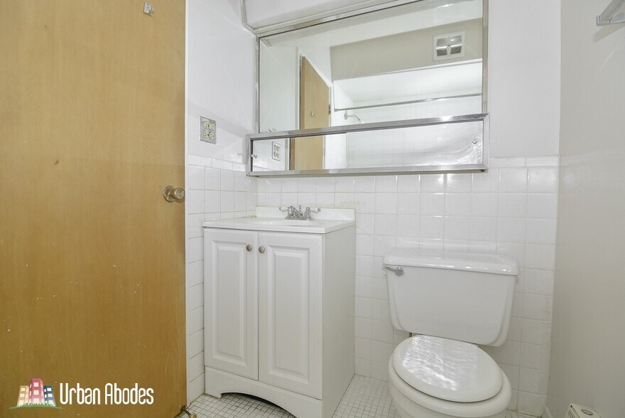 Building Photo - 648 W Wrightwood Ave