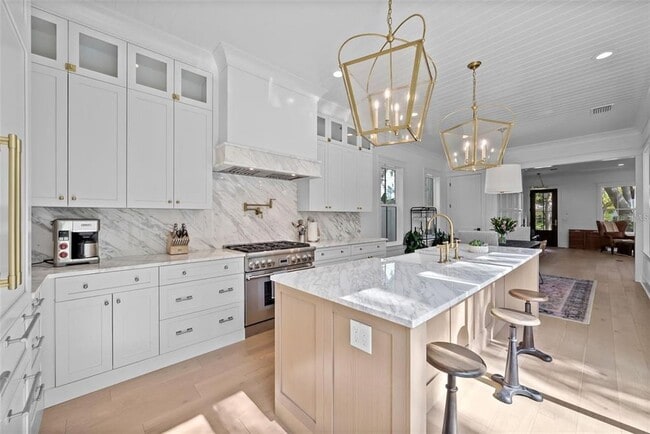 Building Photo - 321 12th Ave NE