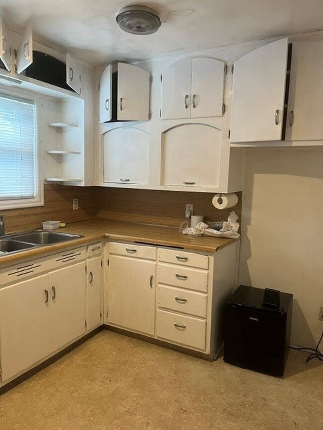 Building Photo - Spacious 3 bedroom home, available now!