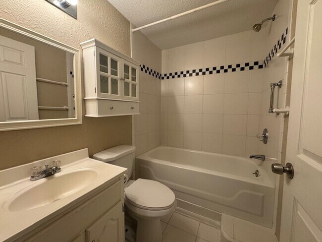 Building Photo - ELEGANT 5BD in WOODLAND HILLS/D20 - Security Deposit Waiver Available