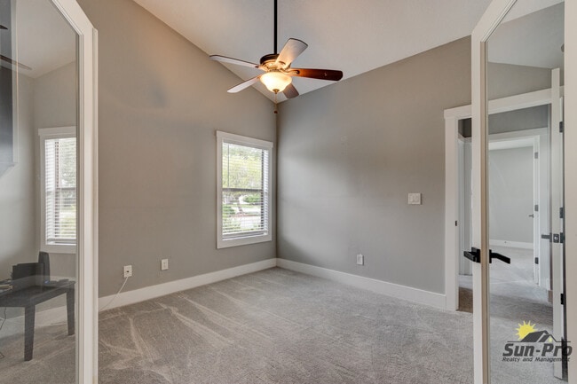 Building Photo - 700 Pine Shores Cir