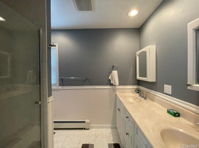 Building Photo - 20 Dewey St